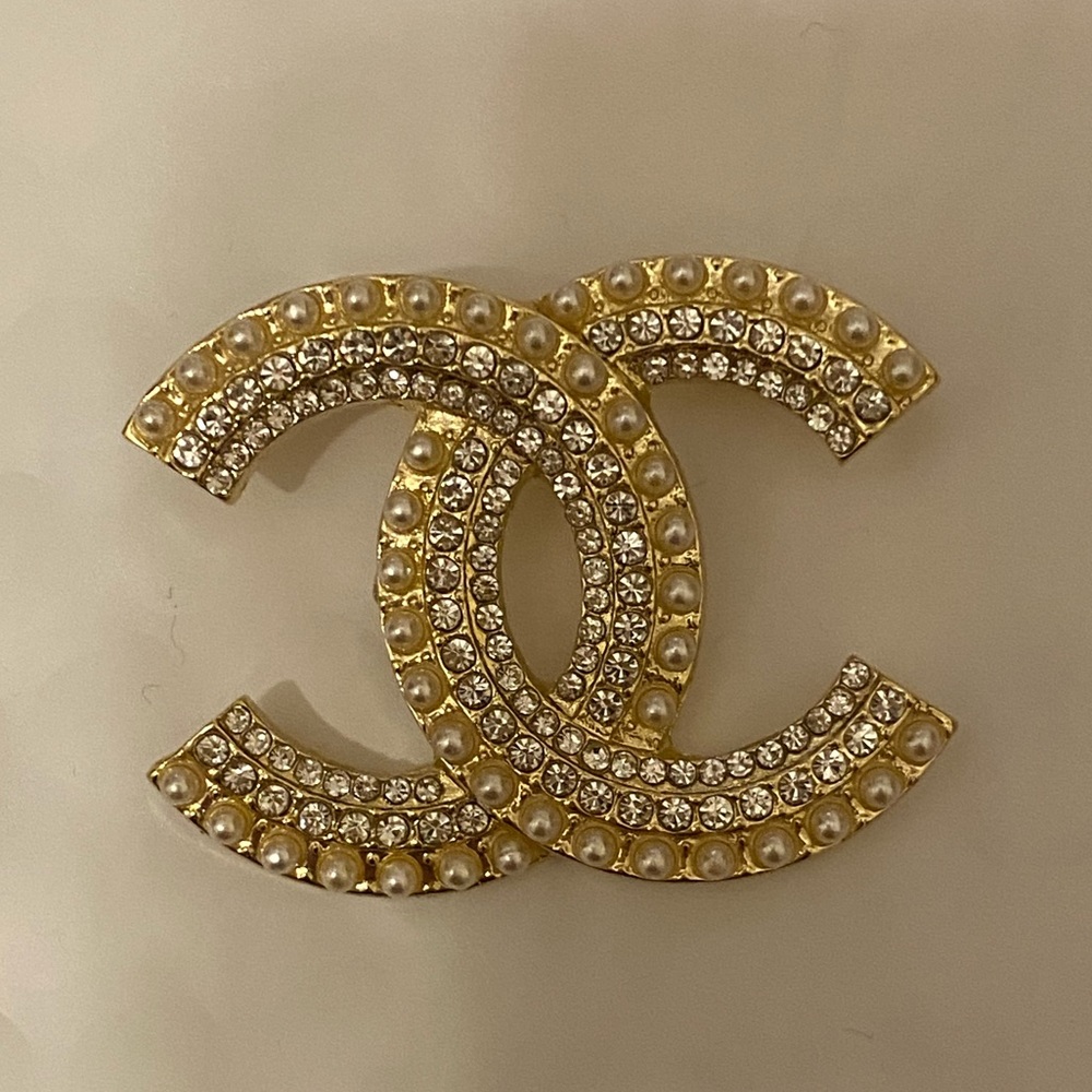 - Classic Double CC Pearled Brooch - Picture 2 of 15